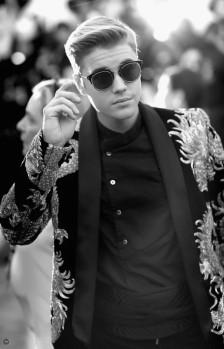 justin bieber身着balmain2015秋冬系列参加met gala,金丝绣龙纹西装