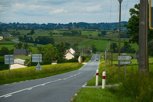 法国南部阿韦龙地区乡村公路