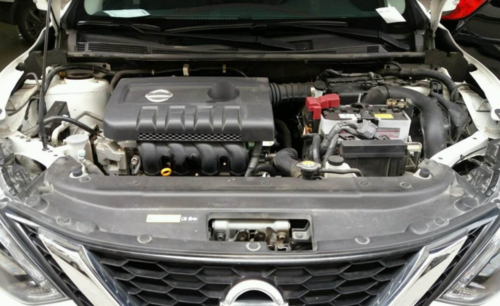 发动机盖就会打开一个缝隙,进而来到发动机舱前面日产车标处,将手伸进