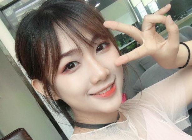 网红"钟婷"到底是何许人也?靠翻白眼走红,是大头工作室的成员