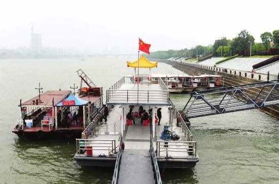 4月27日,游船停靠在橘子洲水上旅游客运平台,船顶上还放有过去用来