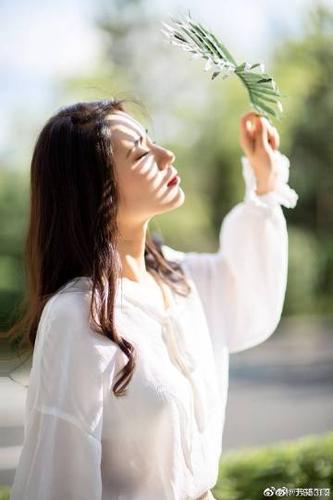 秋实某个瞬间独自从客~~在光谱下如数家珍~~.楚楚谡谡投梭云织.