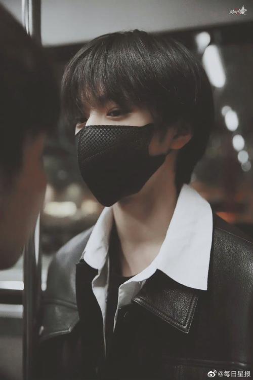 刘耀文黑皮衣机场 