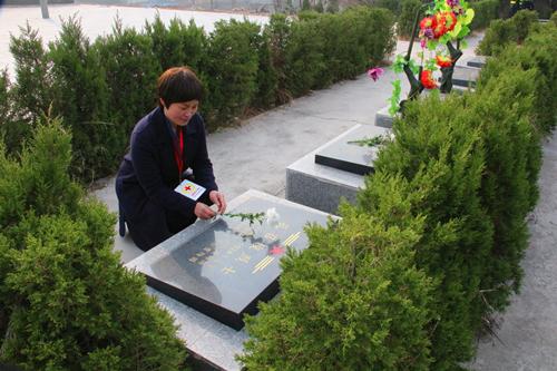 灵璧县红十字会开展清明祭扫烈士墓活动