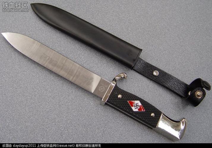希特勒青年刀在正面刀柄上嵌有珐琅制的纳粹万字饰,1937年前的刀刃上