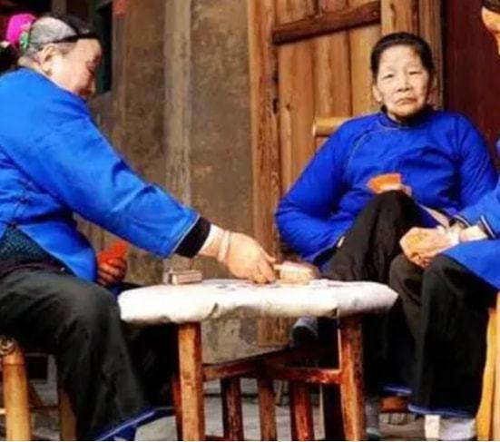 的父母就会残忍地不顾及孩子的疼痛,用裹脚布将女儿的双脚包裹缠绕