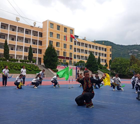 殷黎明    赫章县民族中学 《篮球—双手胸前传接球》 潇洒自如 仿佛