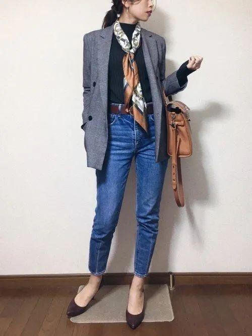 你也喜欢丝巾来看看她的丝巾做主角搭配法博主推荐