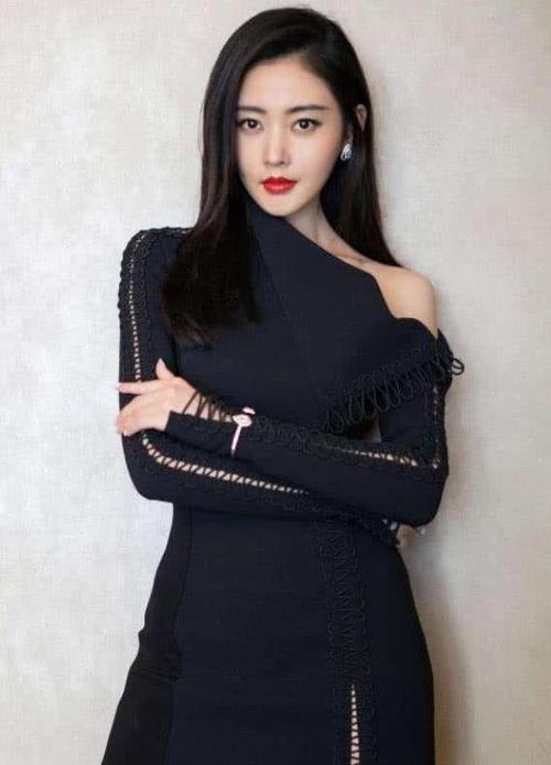 与关晓彤同台压力多大?张天爱穿"恨天高"都不好使,太心疼