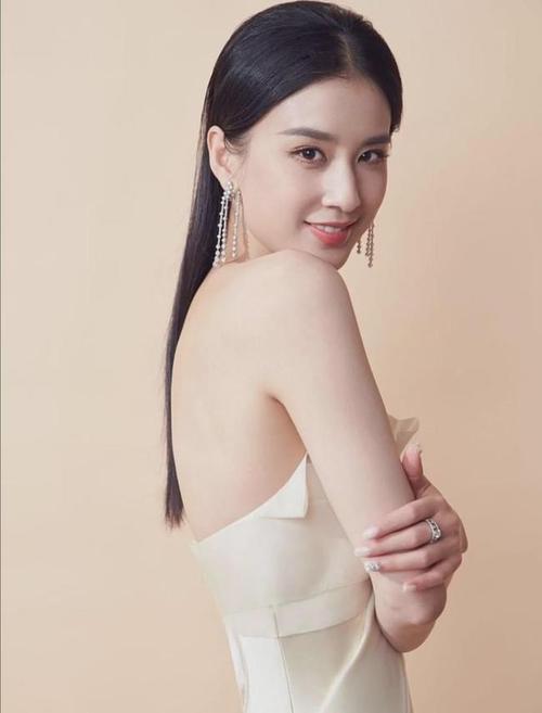 37岁黄圣依拍性感写真,抹胸长裙凸显好身材,网友:杨子