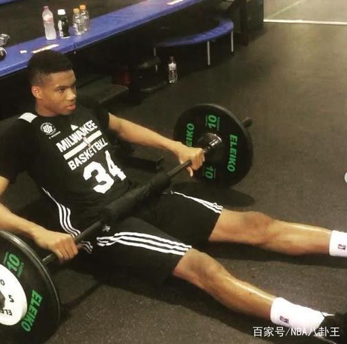 字母哥的疯狂训练可是除了名的,从他身上的肌肉的变化就能看出他在