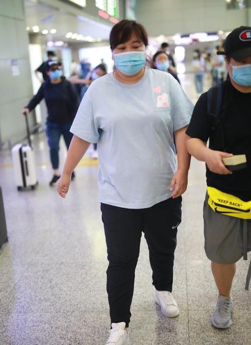 贾玲真自信,胖胖身材穿粉色衬衫,搭黑色半裙,意外的可爱迷人