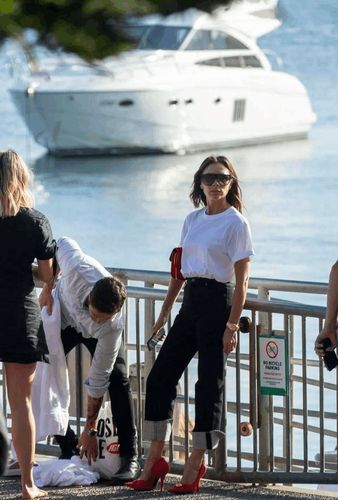 梅拉尼娅竟是贝嫂铁杆粉!8千块紧身皮衣看着都勒,裤子