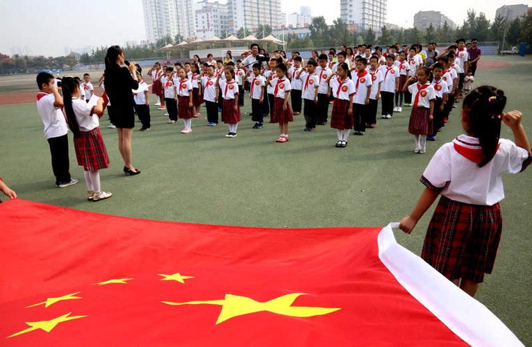 兰山区红领巾"相约中国梦"—向国旗敬礼活动在临沂大学举行.