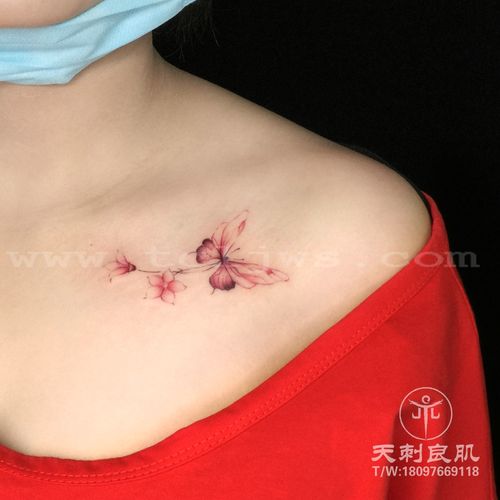 锁骨蝴蝶纹身