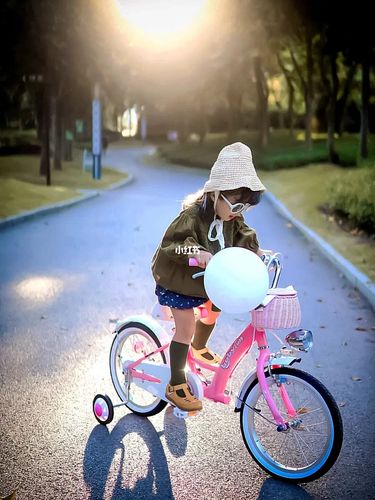 孩子骑自行车的好处都有哪 些~_骑车_自行车_运动_户外_亲子_糯米