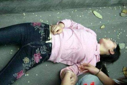 8岁小女孩上课时突然死亡,看到医生掏出的东西,让母亲瘫软在地