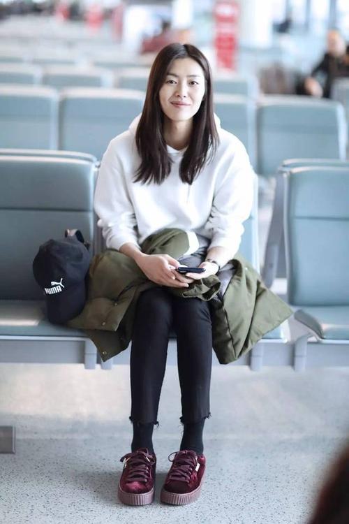 刘雯这身机场街拍满分!