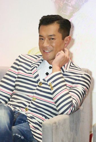 古天乐真是正能量明星的代表这么大岁数穿紧身西装一点不油腻