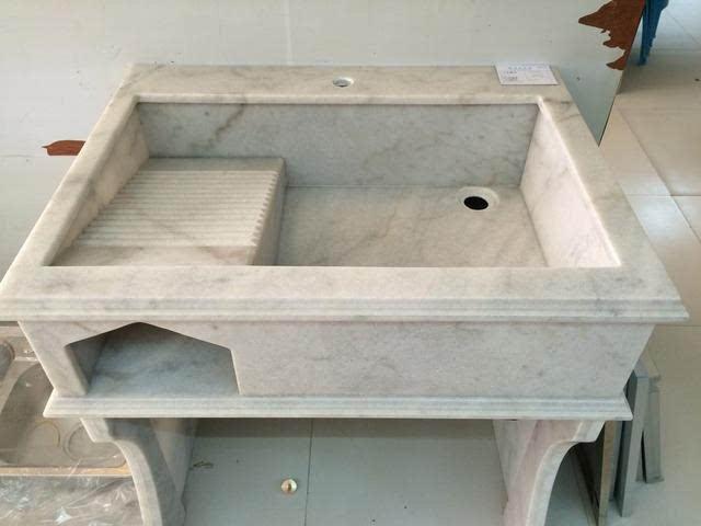 5,铺贴瓷砖 水泥洗衣池上铺贴瓷砖,可以采用斜铺,或是采用不同规格