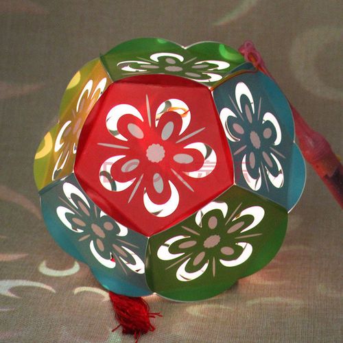 儿童手工制作绣球灯笼 广西三月三幼儿园镂空发光绣花球灯手工挂饰