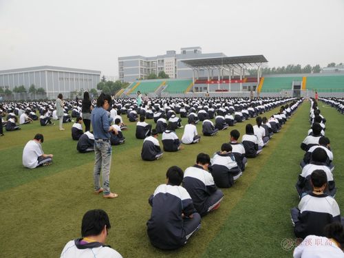 慈溪职高举行法制教育报告会