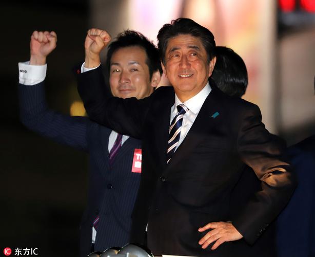 4 安倍晋三参加竞选集会 叉腰握拳卖萌