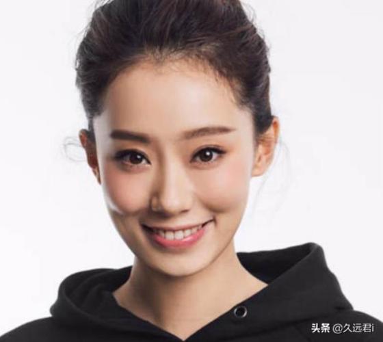 1997年,张小斐开始在北京中央民族大学舞蹈系学习舞蹈.