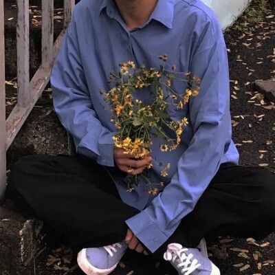 拿花的欧美男头像图片