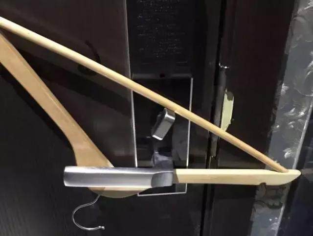 用衣架也可以轻松制作简易门档