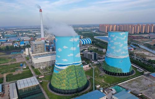 27日,无人机俯瞰荆沙大道美化后的国电长源荆州热电厂冷却塔,十分壮观