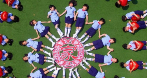 幼儿园毕业照来袭,创意不输大学生,孩子开心家长不满