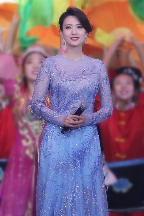 央视掌管张蕾剪短发好美私服简略文艺气质婉转恰似第二个董卿