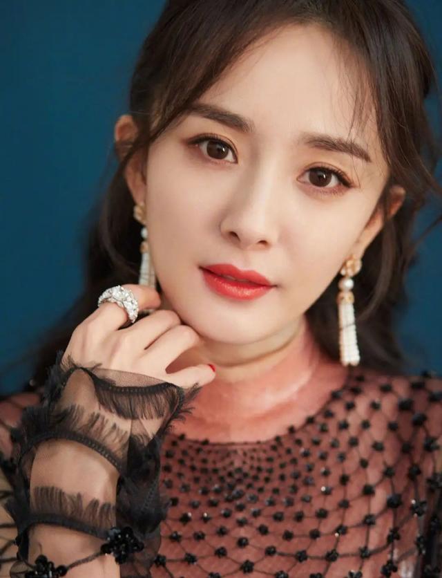 杨幂真是个"时髦精",粉色连衣裙外面还套层"渔网",好招摇