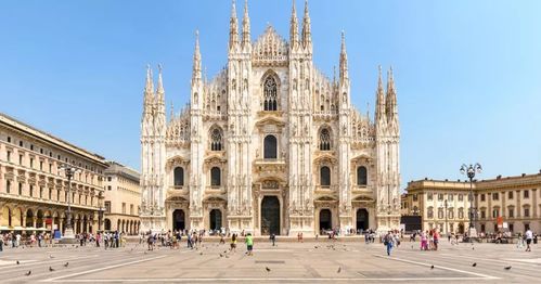 米兰大教堂规模居世界第二,仅次于梵蒂冈的圣彼得大教堂,最高的尖塔