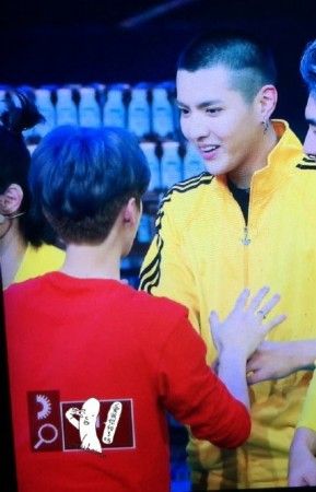 活久见! 鹿晗吴亦凡录节目同框十指相扣(组图)