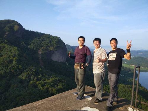 20浦江晨曦户外,登顶诸讥骆驼峰,突兀的峰顶一度吓住了~些美女队员