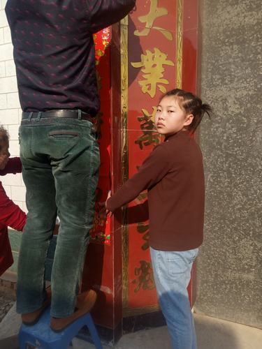 爷爷奶奶和孙女贴对联