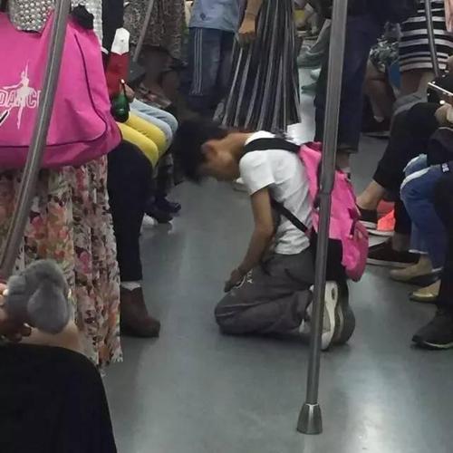 天!这孩子向你下跪了