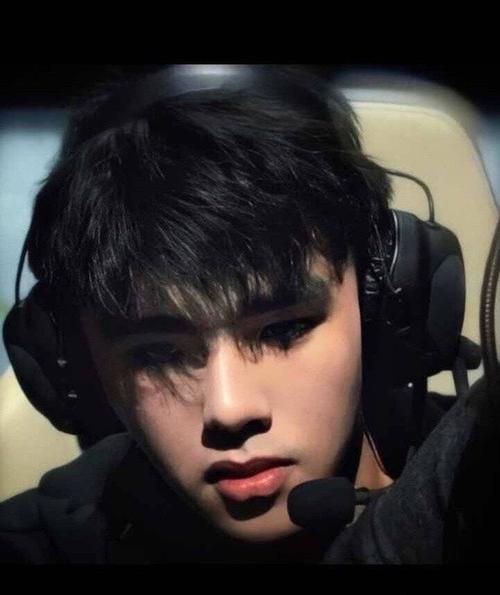 给几张lwx的帅照吧