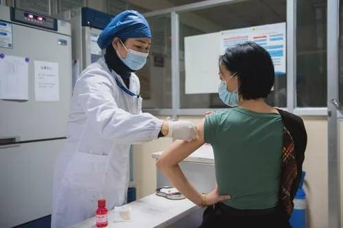 打新冠疫苗成法国择偶新标准可保证亲密接触安全