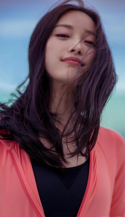 气质独特美艳妩媚的倪妮美照
