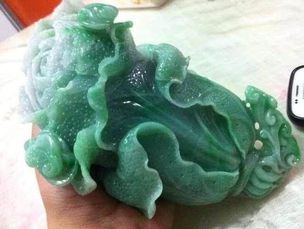 裂成狗的翡翠料子,雕成白菜没人认得出来了