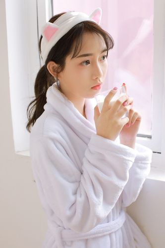 酥胸浴袍美女浴室性感诱人写真图片
