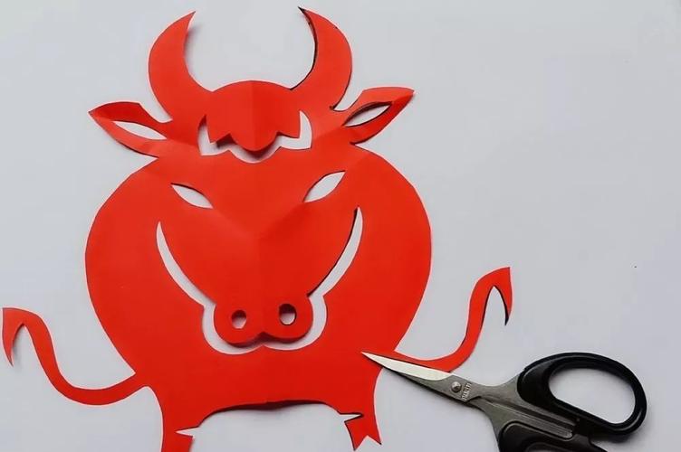 温馨提示:如果小朋友已经学会了剪牛,你可以尝试着在牛的身体上加一些