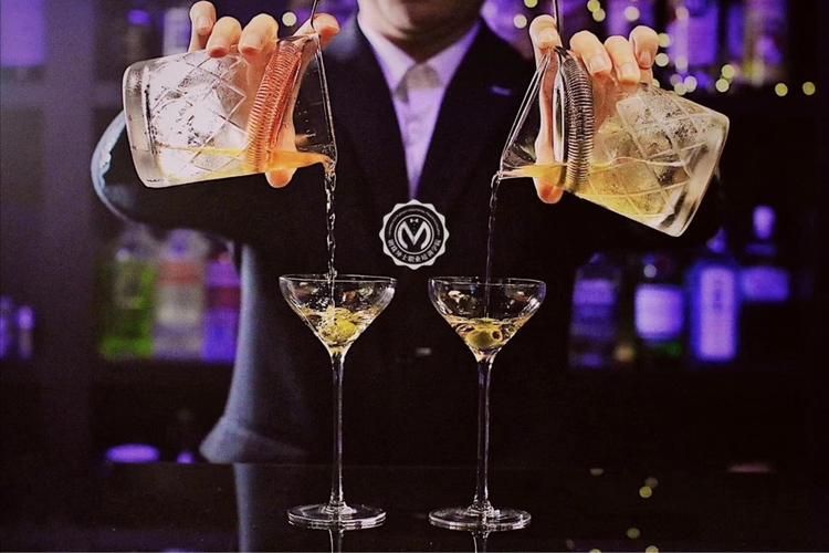 调酒师绚丽的技术动作,为鸡尾酒增分