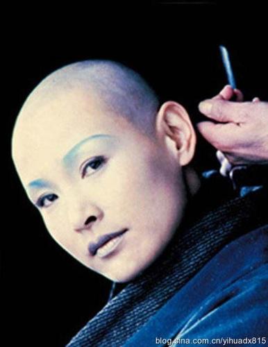娱乐圈剃光头的女明星,莫文蔚清纯,宁静霸气,她才是最