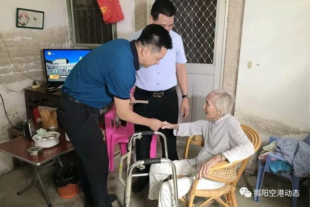 区管委会副主任黄文浩参加活动.