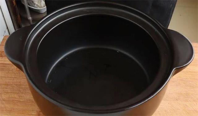 新砂锅别直接用,再好的砂锅也易开裂,教你正确开锅和养锅方法