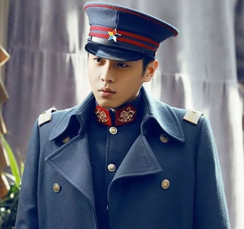 其实这部作品是文章主演,可是张若昀凭借帅气的外表和精湛的演技,得到